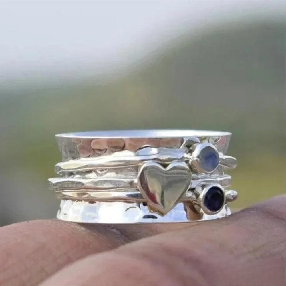 Anillo spinner con forma de corazón y piedras brillantes