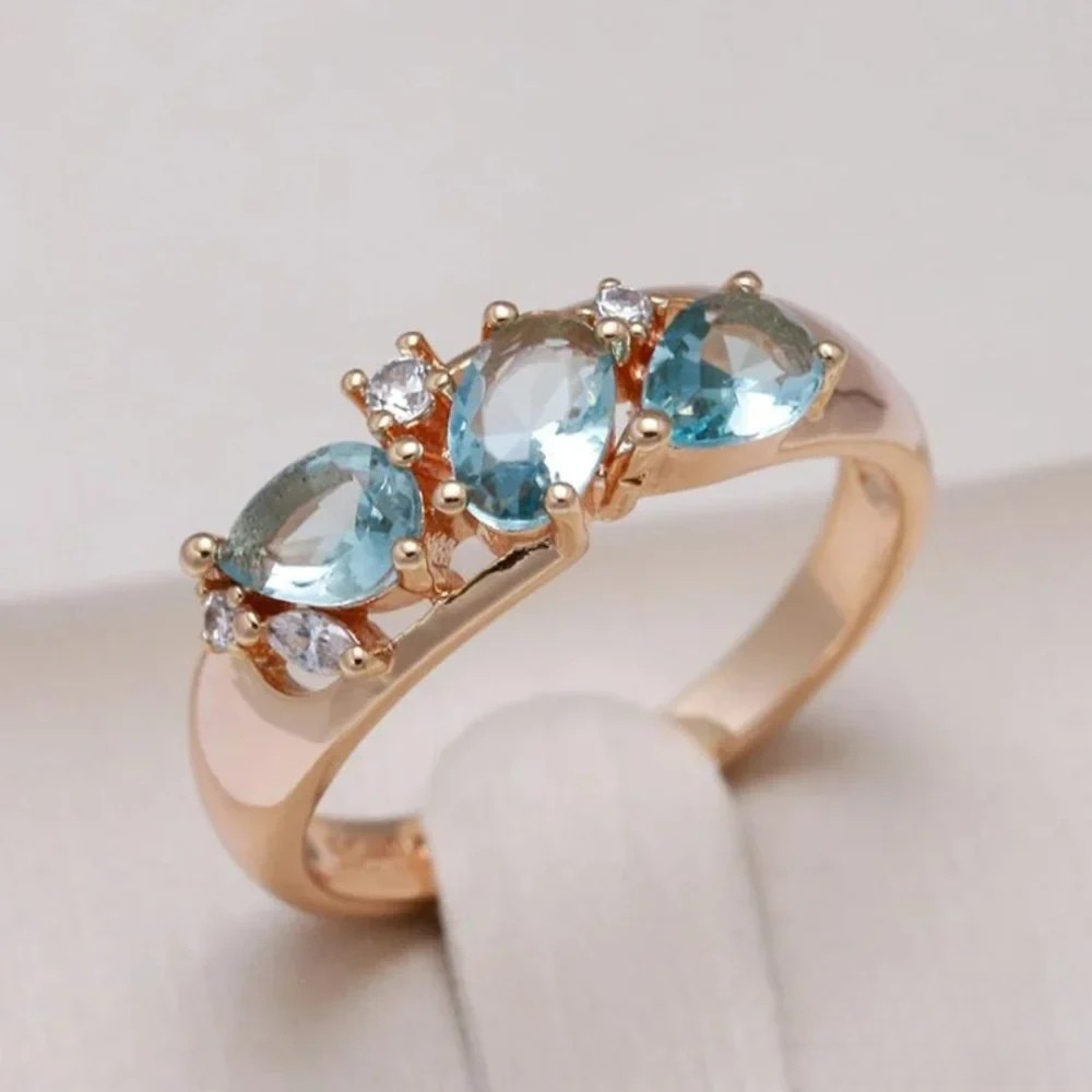 Anillo de oro con circonita azul joyería lujosa y elegante