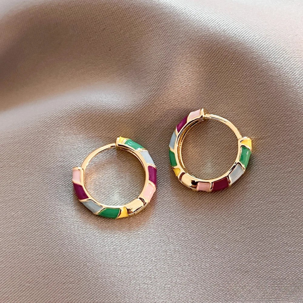 Pendientes elegantes de oro con esmalte colorido