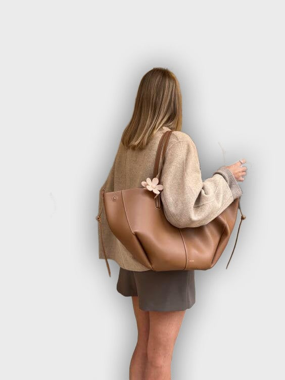 Bolso de mano con pliegues laterales