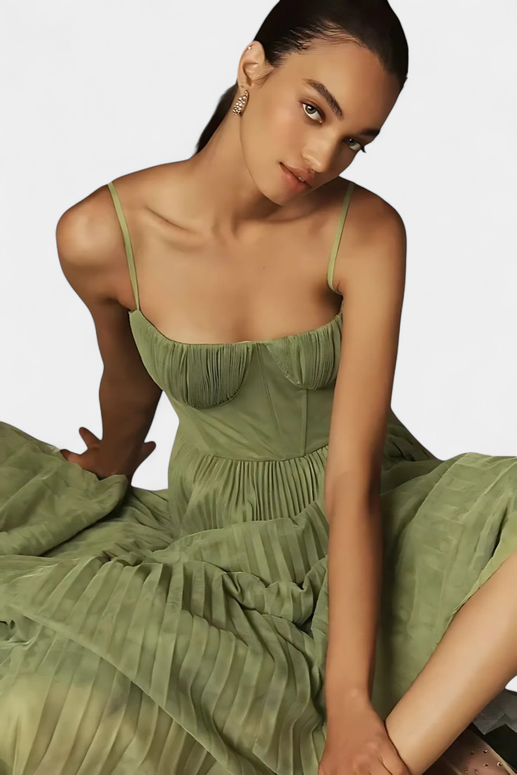 Vestido de gasa con pliegues y corsé esculpido en escarlata