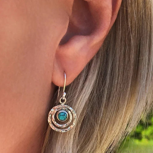 Pendientes Saturno boho con piedra turquesa en plata y oro