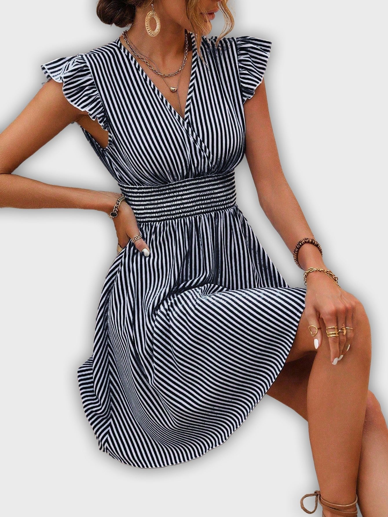 Vestido veraniego de rayas con mangas remangadas y cintura ajustada