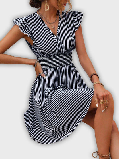 Vestido veraniego de rayas con mangas remangadas y cintura ajustada