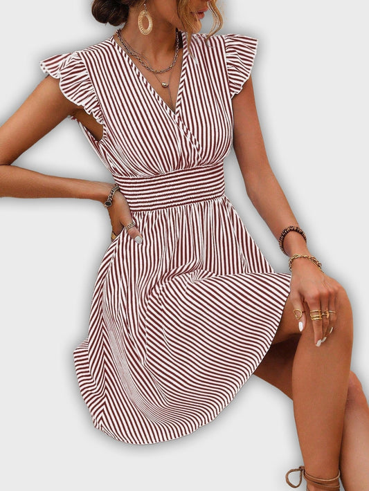 Vestido veraniego de rayas con mangas remangadas y cintura ajustada