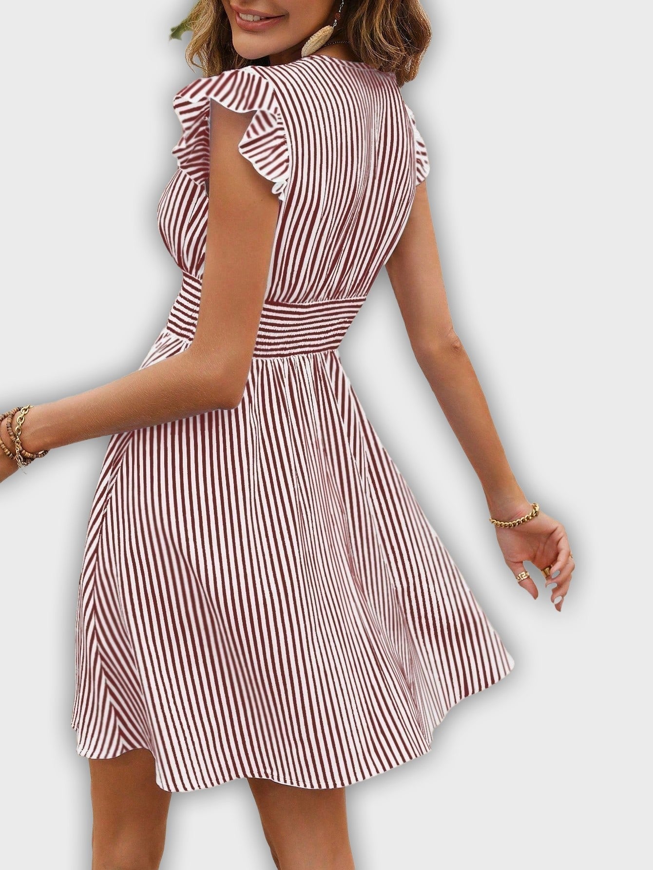 Vestido veraniego de rayas con mangas remangadas y cintura ajustada