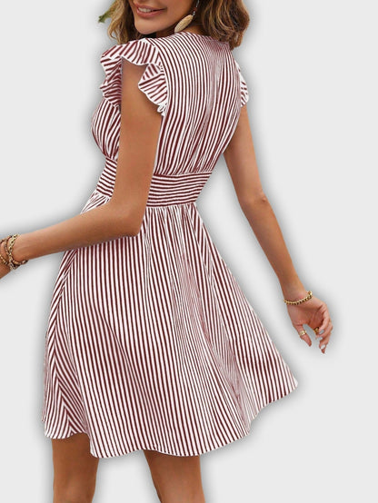 Vestido veraniego de rayas con mangas remangadas y cintura ajustada