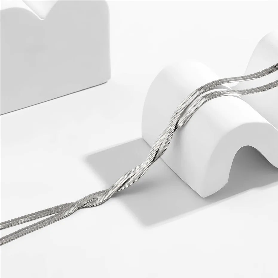 Collar ajustable con diseño de serpiente elegante