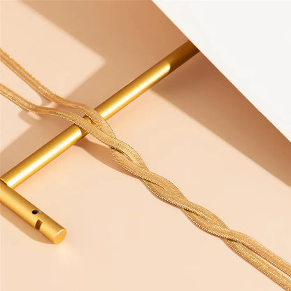 Collar ajustable con diseño de serpiente elegante