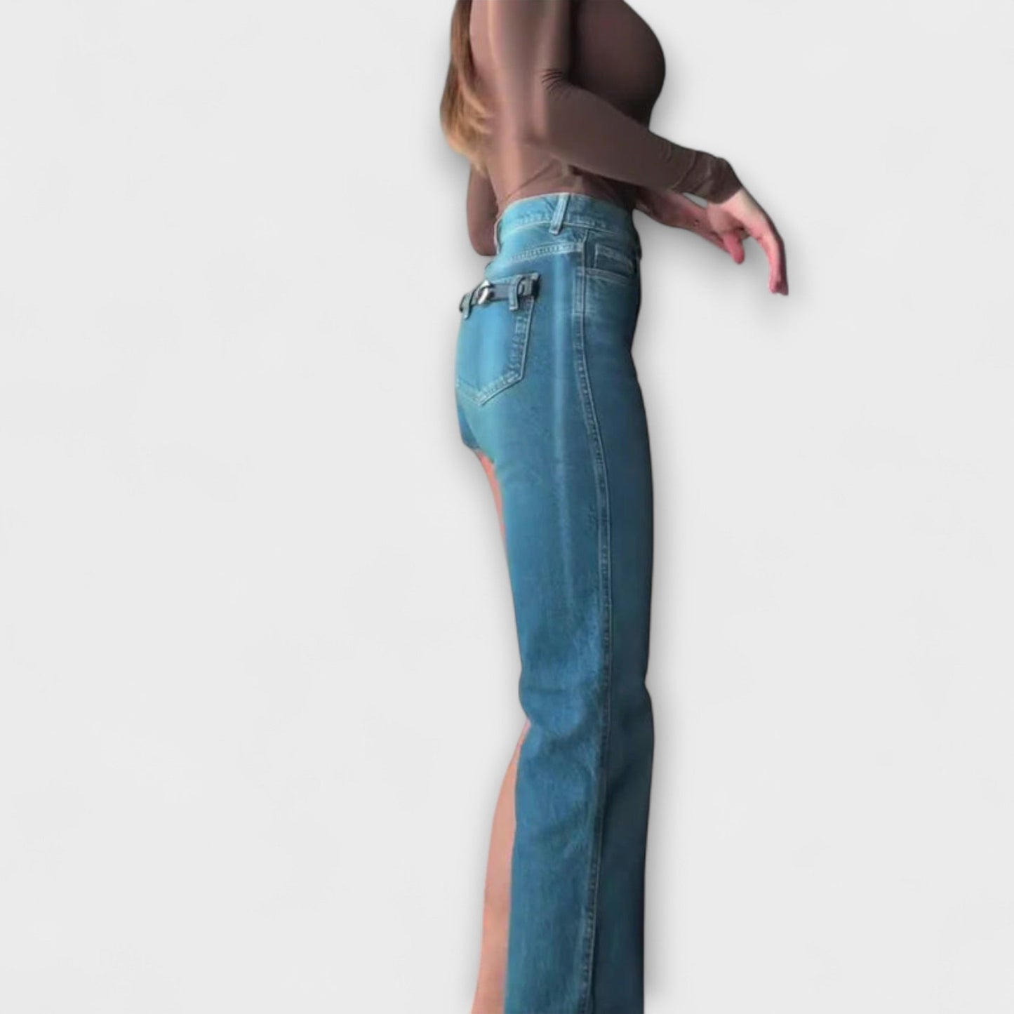 Pantalones vaqueros asimétricos con tirante en un hombro