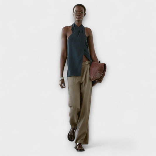 Top azul con corte en la espalda Elegancia y comodidad en verano