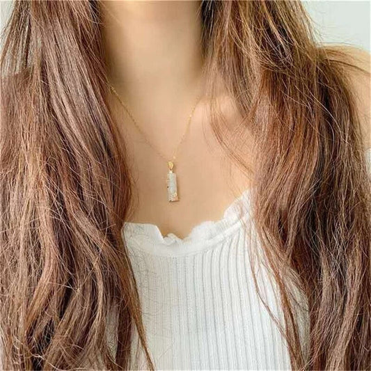 Colgante de jade minimalista símbolo de sanación y abundancia