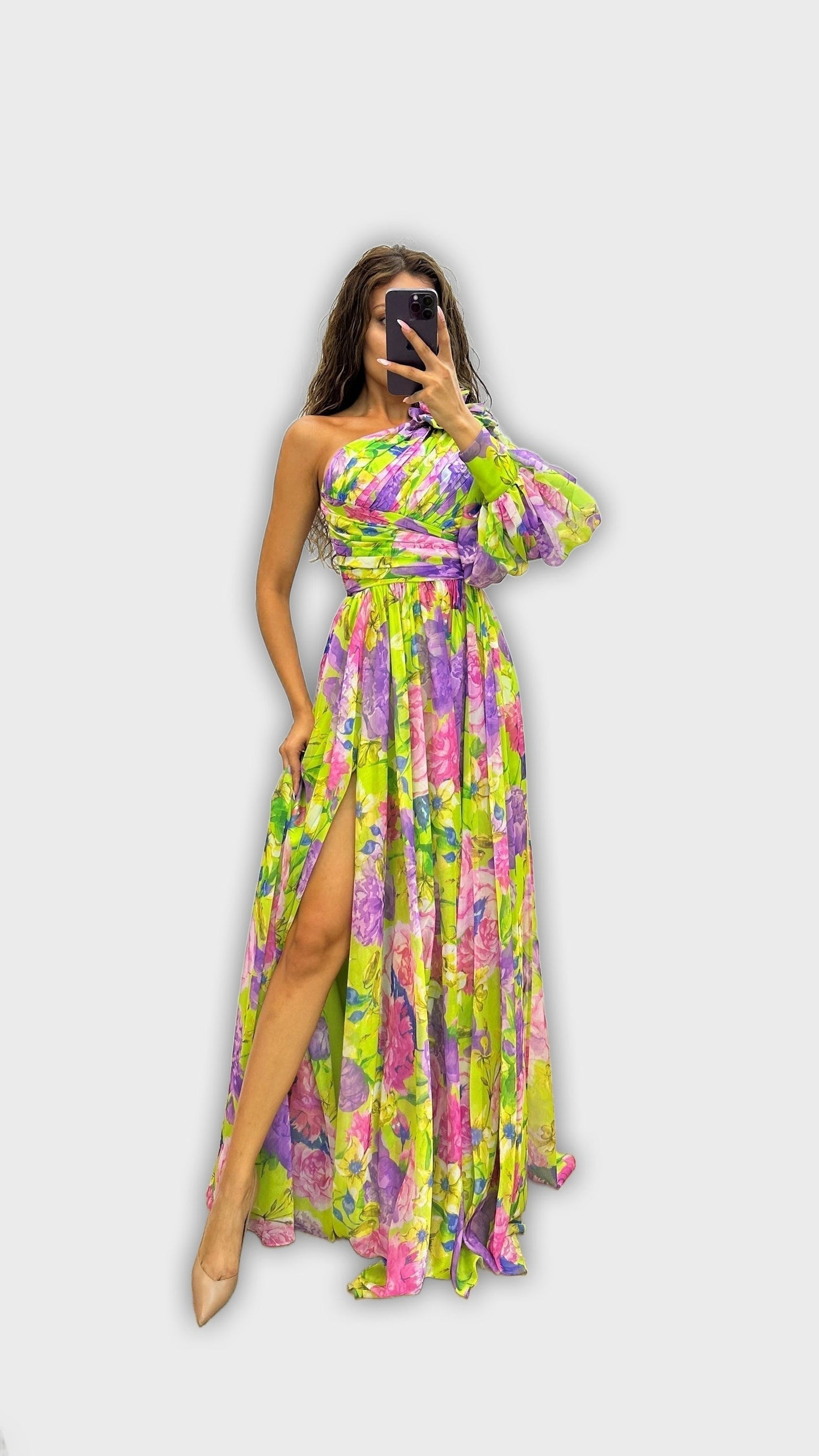 Vestido impresionante de Mica