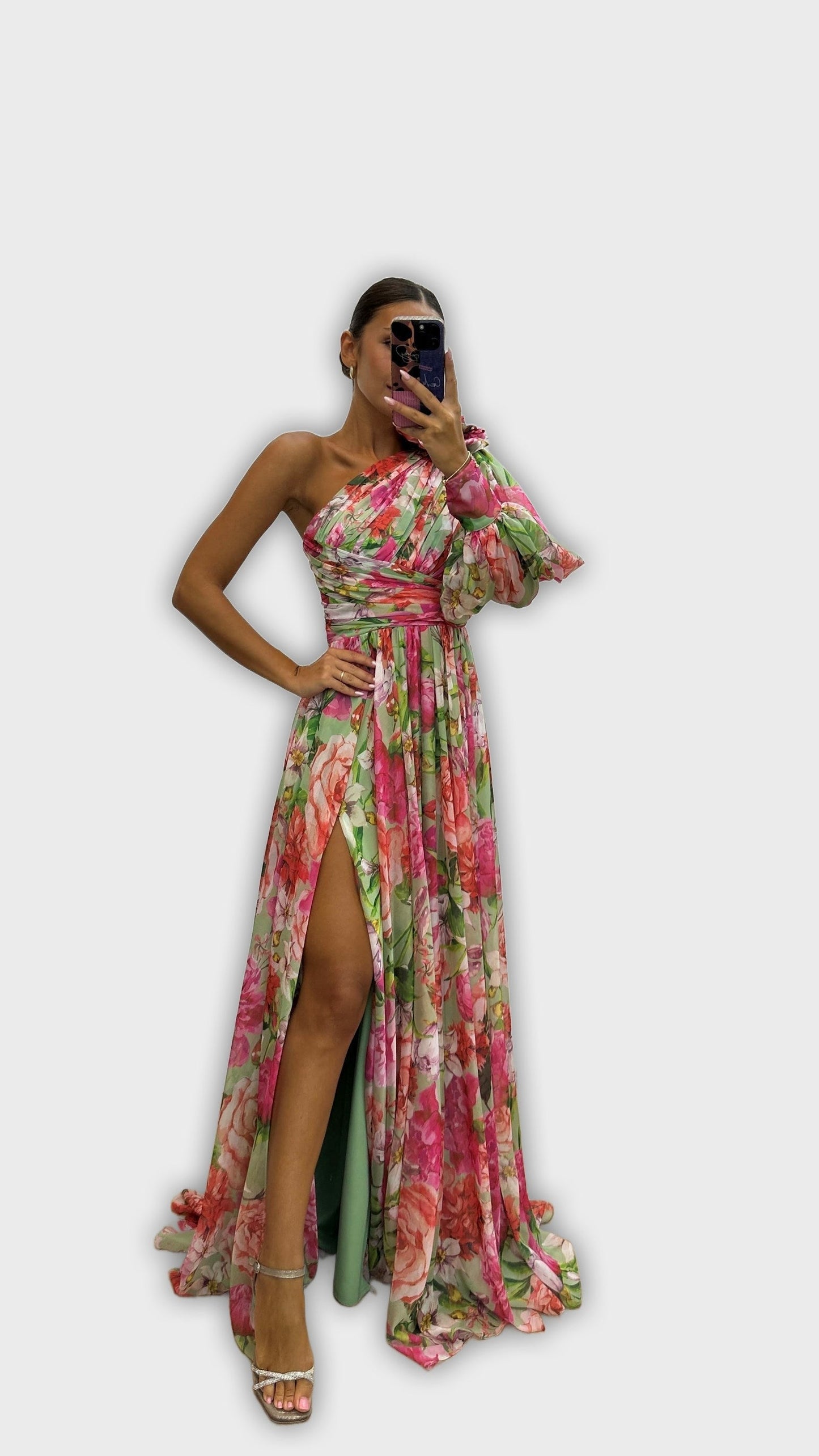 Vestido impresionante de Mica