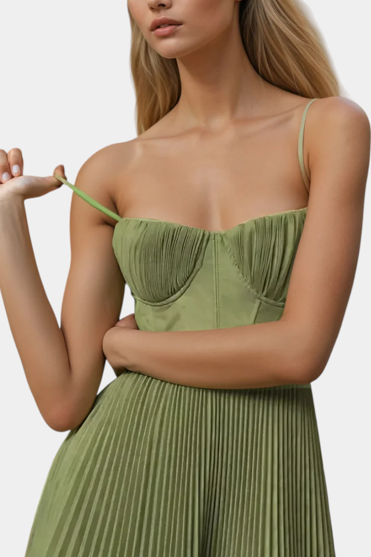 Vestido de gasa con pliegues y corsé esculpido en escarlata