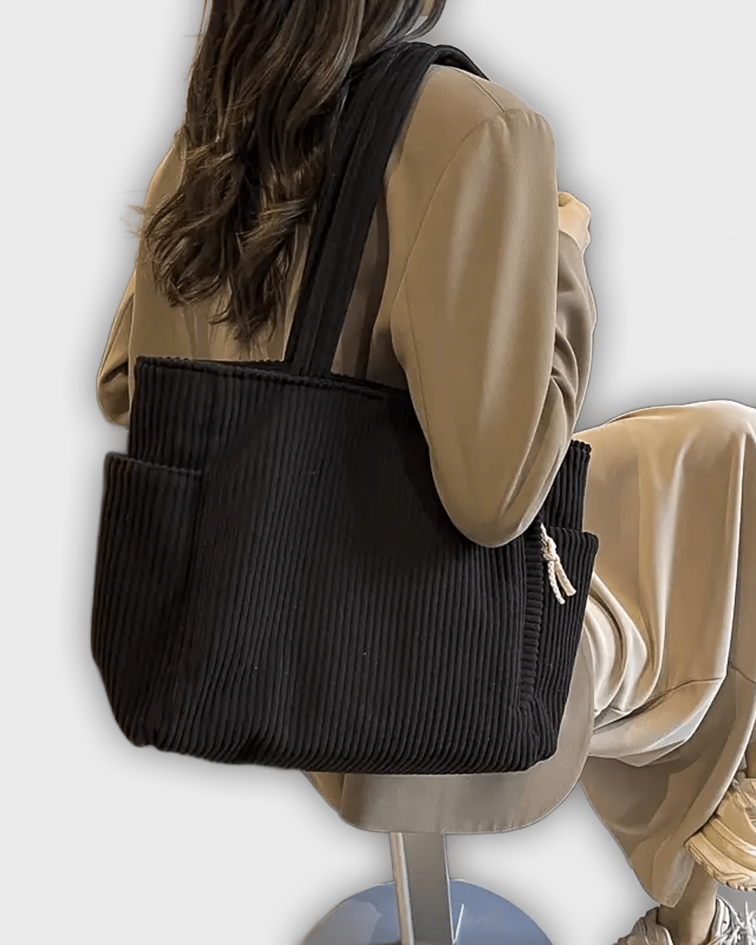 Bolso de mano con detalles en hilo