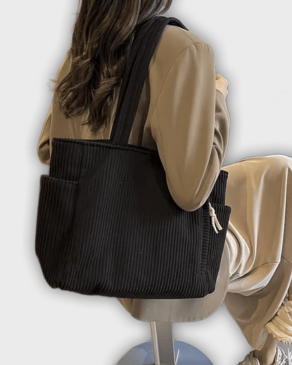 Bolso de mano con detalles en hilo