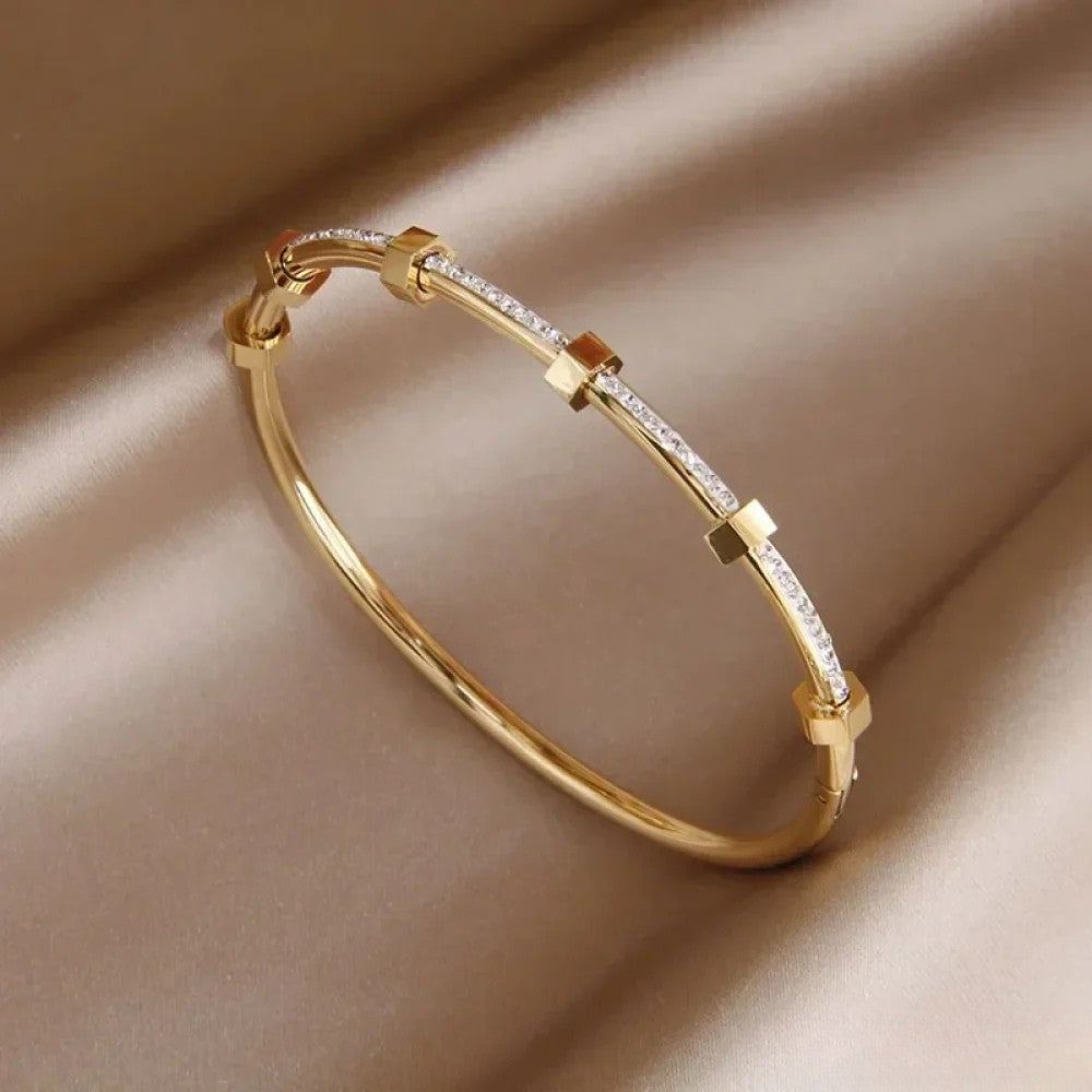 Pulsera elegante de oro con piedras deslumbrantes