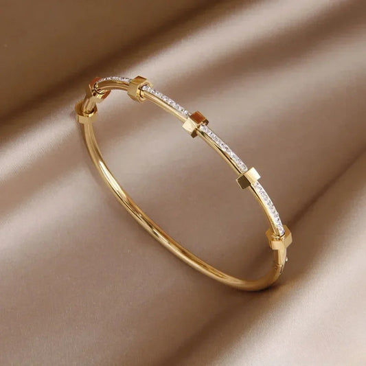 Pulsera elegante de oro con piedras deslumbrantes