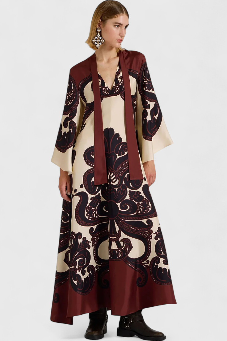 Vestido largo de noche con cuello alto y patrón grandilla