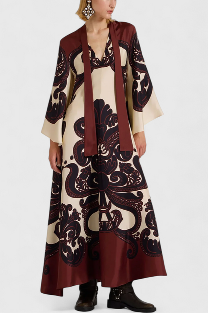 Vestido largo de noche con cuello alto y patrón grandilla