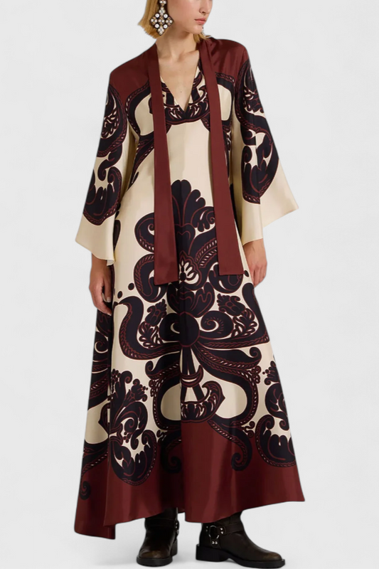 Vestido largo de noche con cuello alto y patrón grandilla