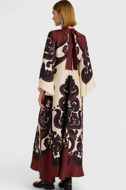 Vestido largo de noche con cuello alto y patrón grandilla