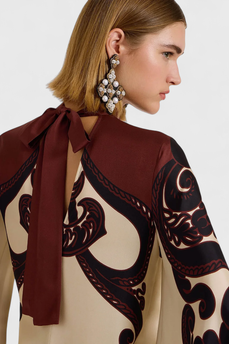 Vestido largo de noche con cuello alto y patrón grandilla