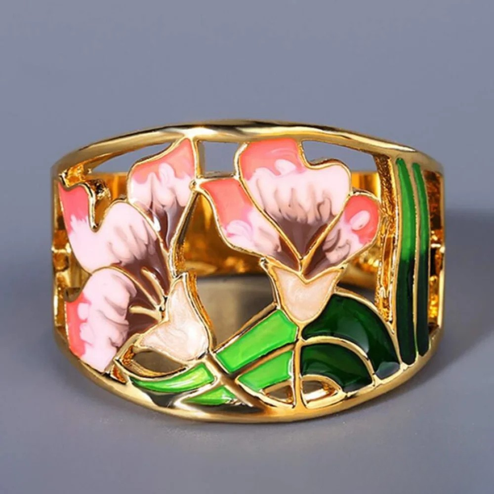 Anillo retro de oro con diseño floral