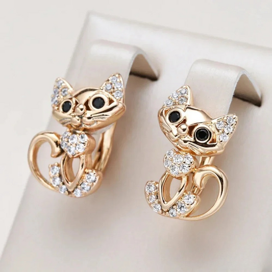 Pendientes de gato elegantes con piedras de zirconia