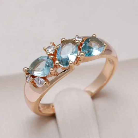 Anillo de oro con circonita azul joyería lujosa y elegante