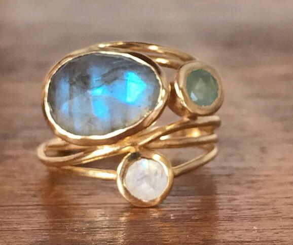 Anillo vintage con piedra de luna azul